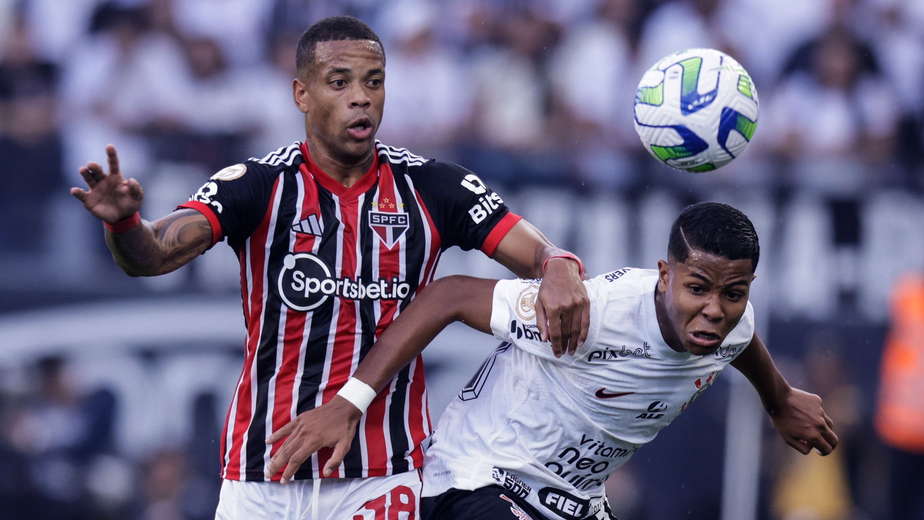 Caio Paulista e Wesley brigam pela bola em clássico pelo Campeonato Brasileiro