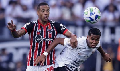 Caio Paulista e Wesley brigam pela bola em clássico pelo Campeonato Brasileiro