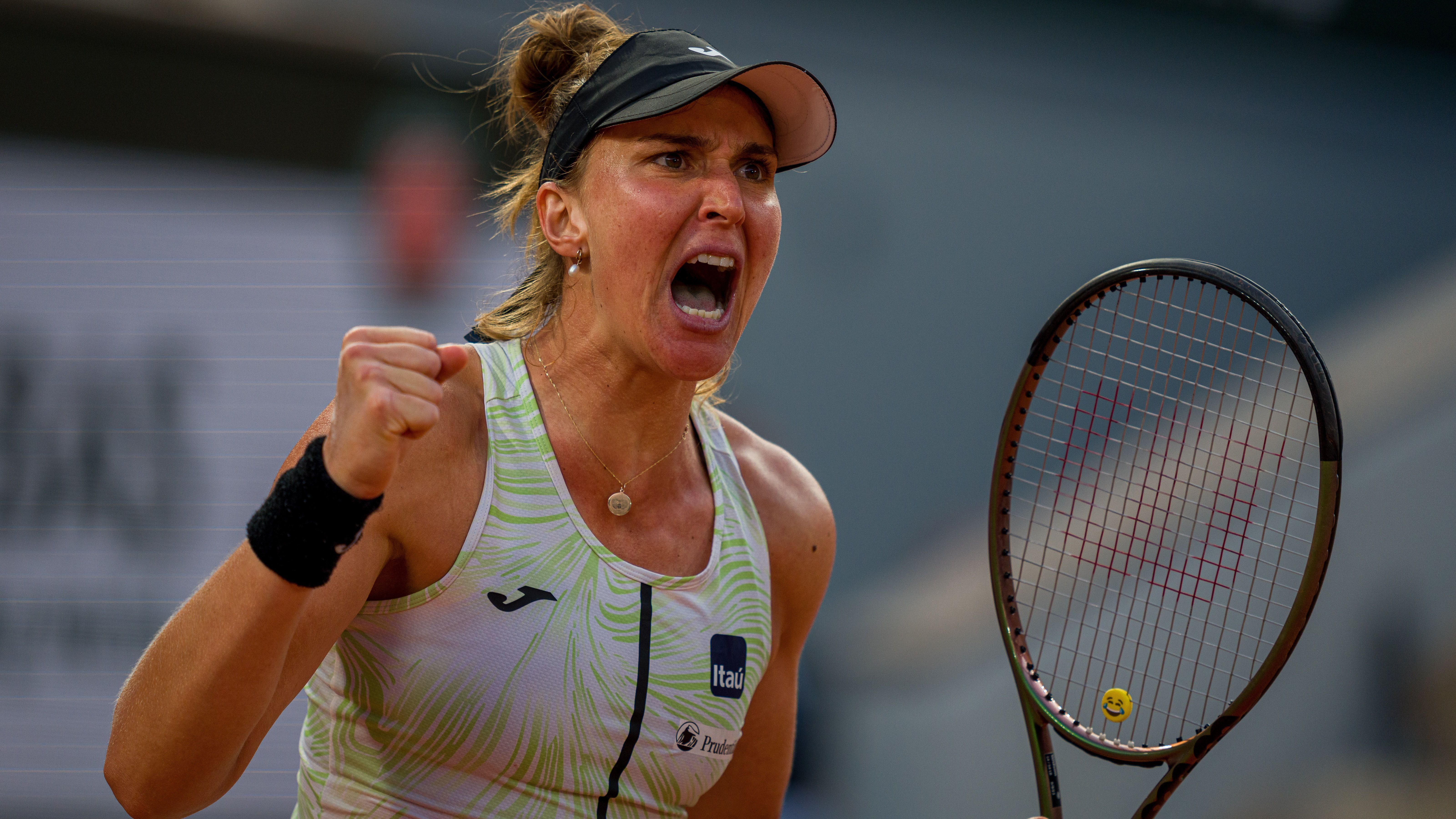 Bia Haddad durante o jogo contra a polonesa Iga Swiatek, em Roland Garros