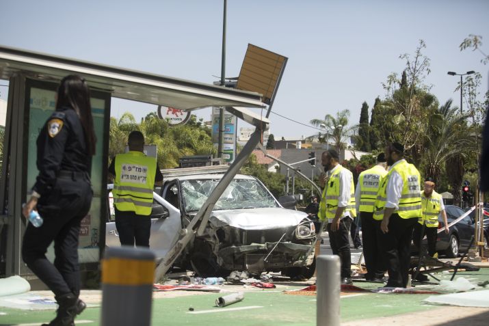 Forças de segurança e resgate israelenses examinam a cena de um ataque terrorista em 4 de julho de 2023 em Tel Aviv, Israel / Amir Levy/Getty Images