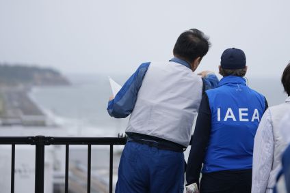 O diretor-geral da AIEA, Rafael Grossi, conversa com autoridade do Japão sobre a liberação de água de Fukushima
