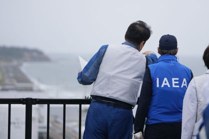O diretor-geral da AIEA, Rafael Grossi, conversa com autoridade do Japão sobre a liberação de água de Fukushima