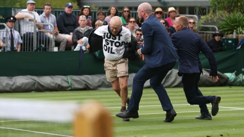 Manifestante invade quadra de Wimbledon