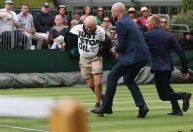 Invasões de ativistas atrapalham partidas em Wimbledon; veja