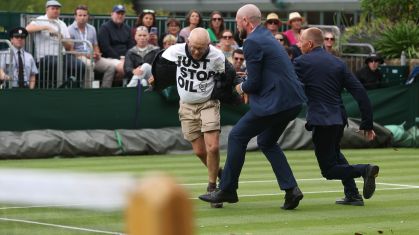 Manifestante invade quadra de Wimbledon