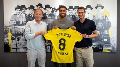 Felix Nmecha posa ao lado do diretor esportivo Sebastian Kehl e do CEO Hans-Joachim Watzke
