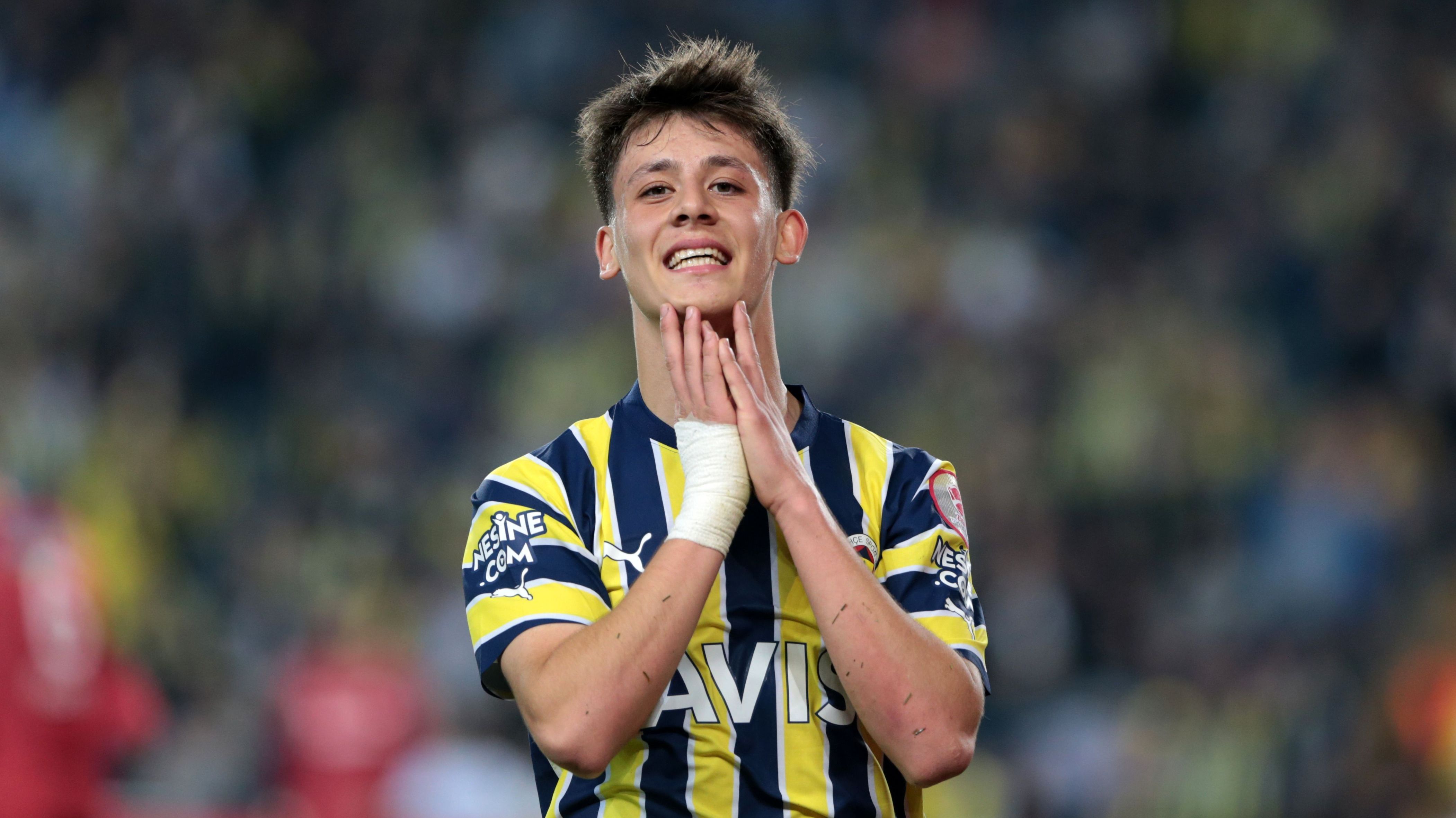 Arda Güler, jogador turco que estava no Fenerbahçe, assinou com o Real Madrid
