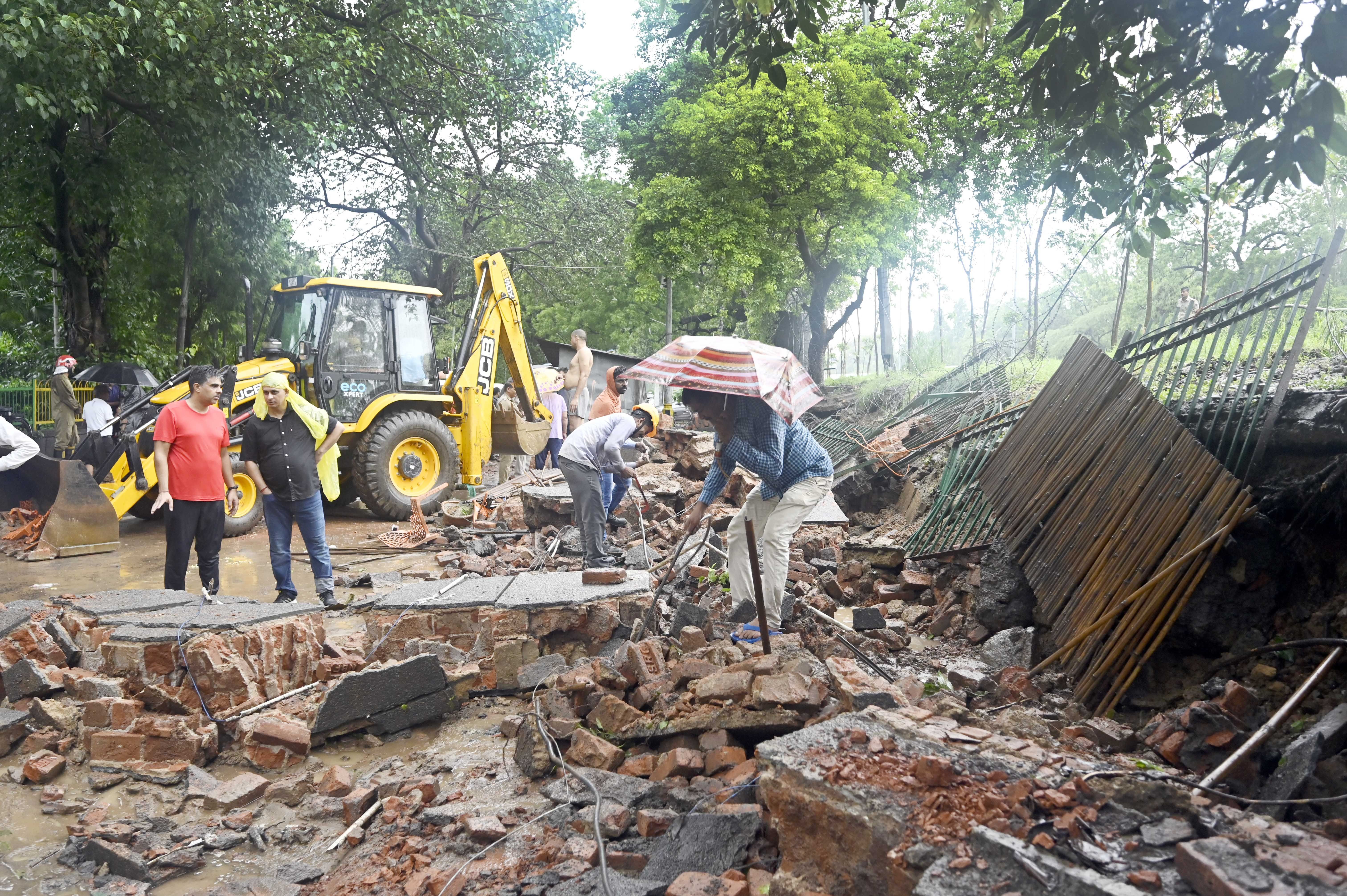Heavy Rains Lashes Delhi-NCR Cause Waterlogging, Traffic Snarls
