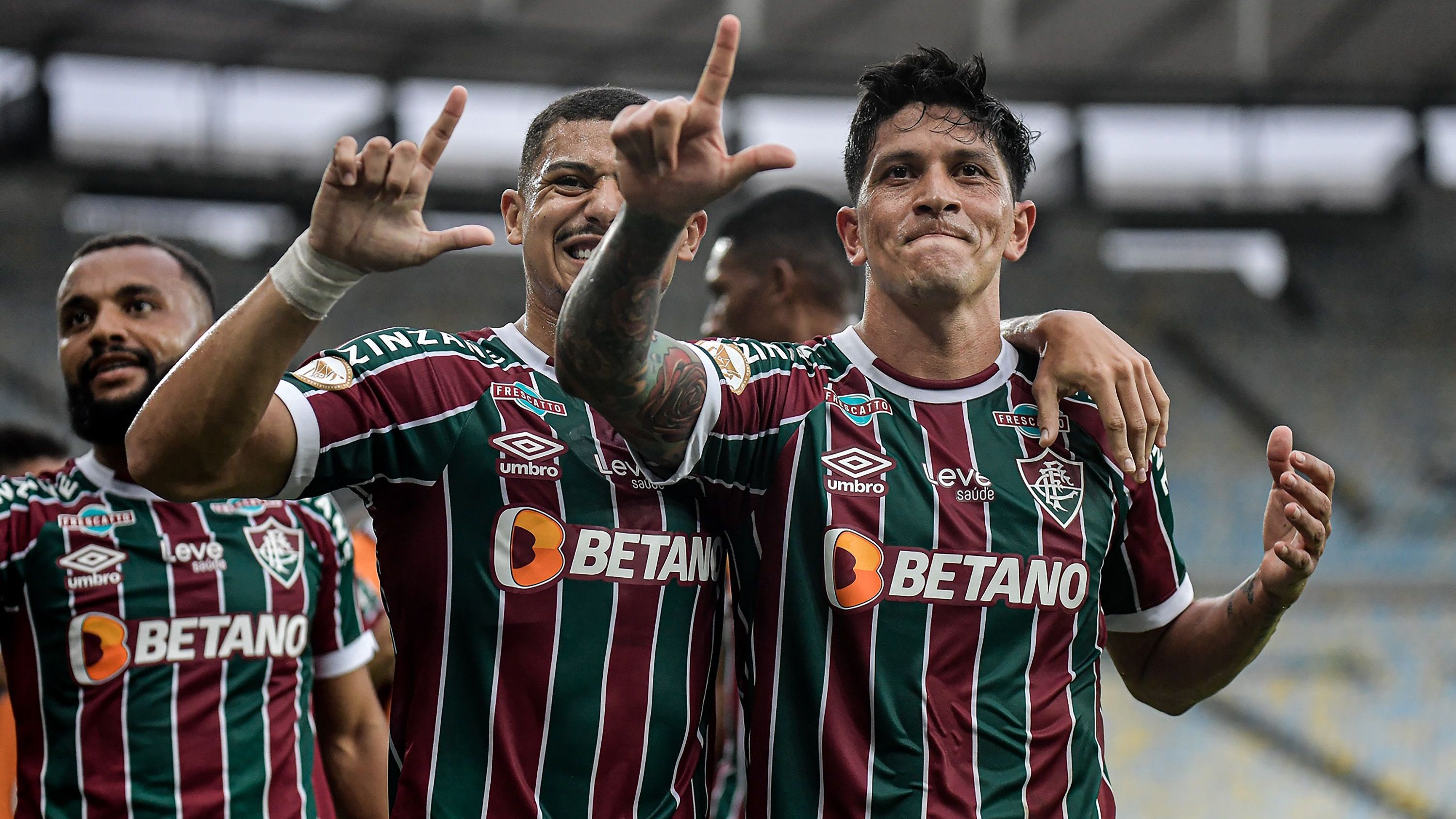 Cano comemora o primeiro gol do Fluminense com sua tradicional homenagem ao filho Lorenzo
