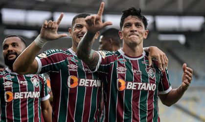 Cano comemora o primeiro gol do Fluminense com sua tradicional homenagem ao filho Lorenzo