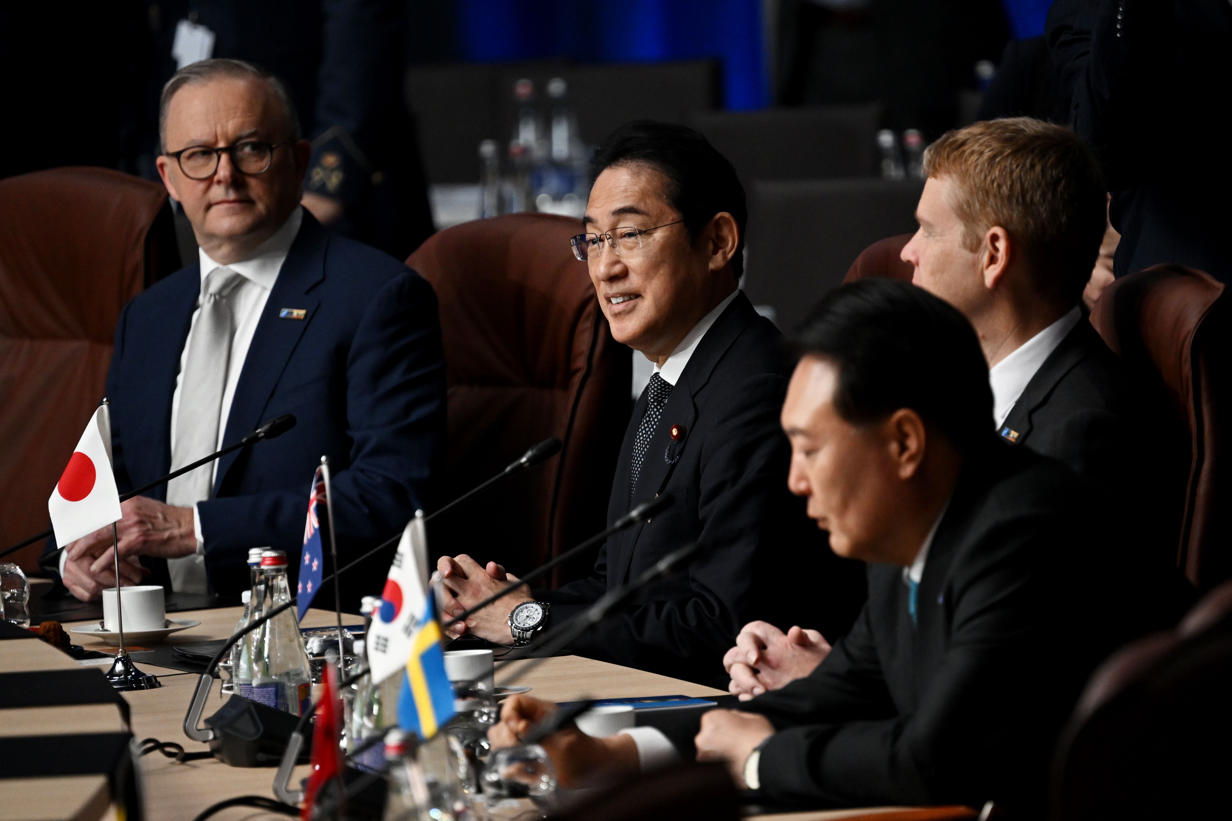 O primeiro-ministro da Austrália, Anthony Albanese, o primeiro-ministro do Japão, Fumio Kishida, e o primeiro-ministro da Nova Zelândia, Chris Hipkins, participam da cúpula da Otan na Lituânia. / Pool/Getty Images