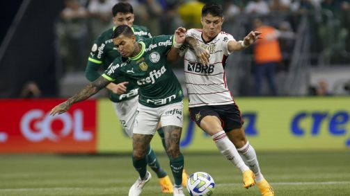 Dudu e Luiz Araújo disputam bola em Palmeiras x Flamengo