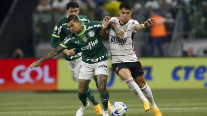 Dudu e Luiz Araújo disputam bola em Palmeiras x Flamengo