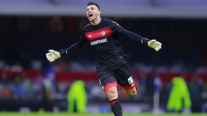 Tiago Volpi comemora gol sobre o Cruz Azul, no México