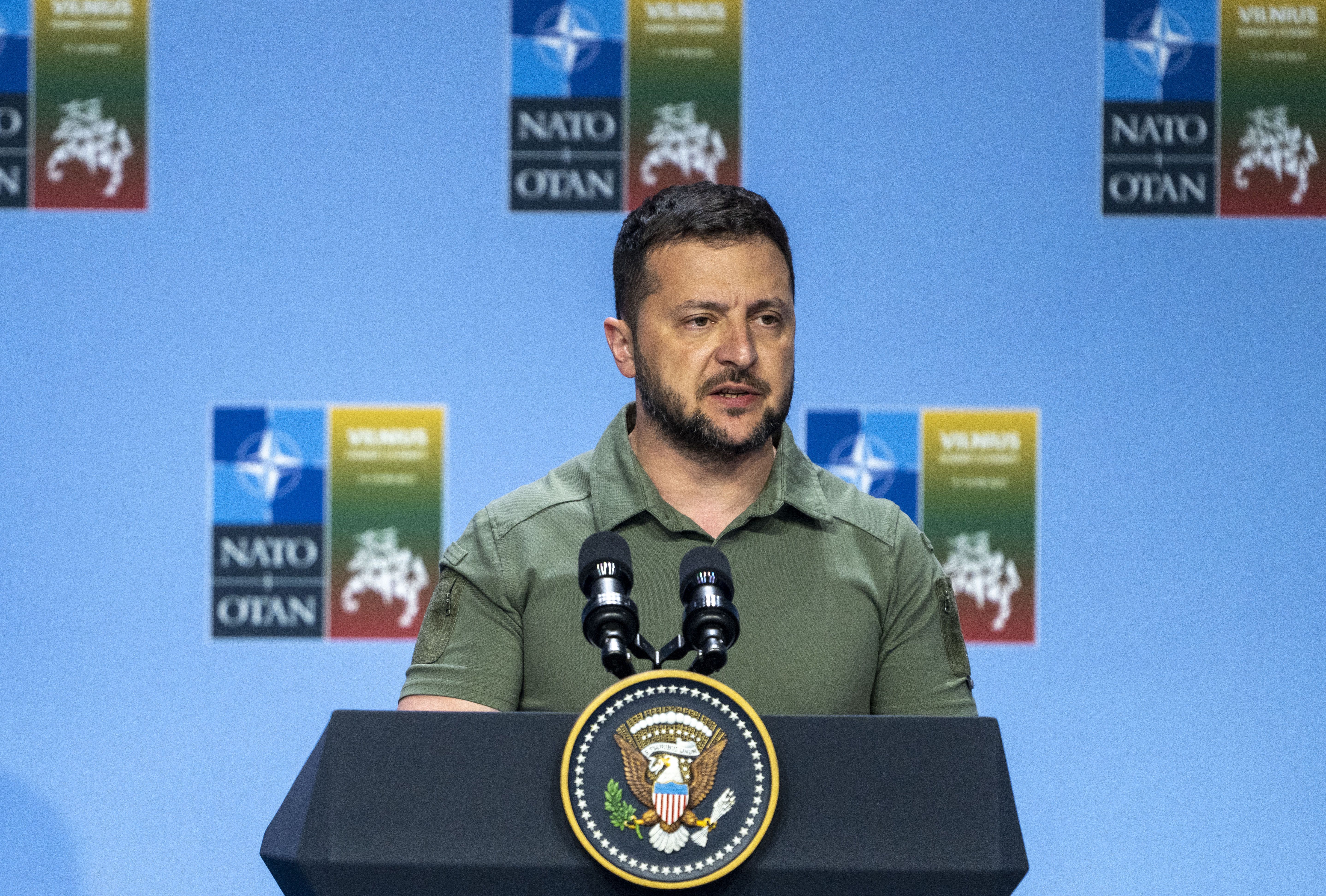 O presidente ucraniano, Volodymyr Zelensky, fala durante uma coletiva de imprensa conjunta realizada após a sessão do segundo dia da Cúpula de Chefes de Estado e de Governo da Otan. / Anadolu Agency/Getty Images
