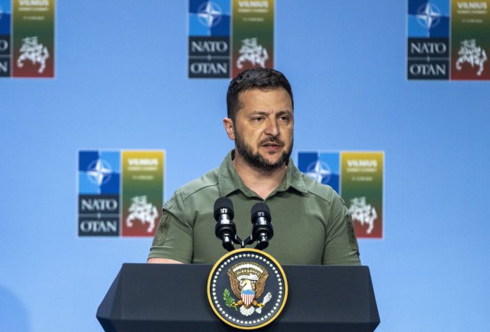 O presidente ucraniano, Volodymyr Zelensky, fala durante uma coletiva de imprensa conjunta realizada após a sessão do segundo dia da Cúpula de Chefes de Estado e de Governo da Otan. / Anadolu Agency/Getty Images