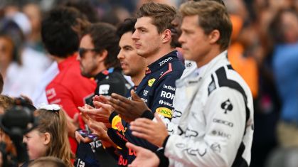 Max Verstappen no GP da Inglaterra de Fórmula 1; ao lado dele, o ator Brad Pitt