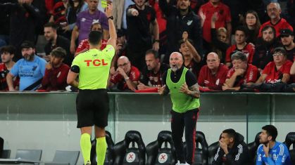 Sampaoli é advertido pelo árbitro após gol anulado do Flamengo