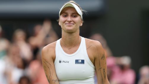 Marketa Vondrousova em ação contra Elina Svitolina, em Wimbledon