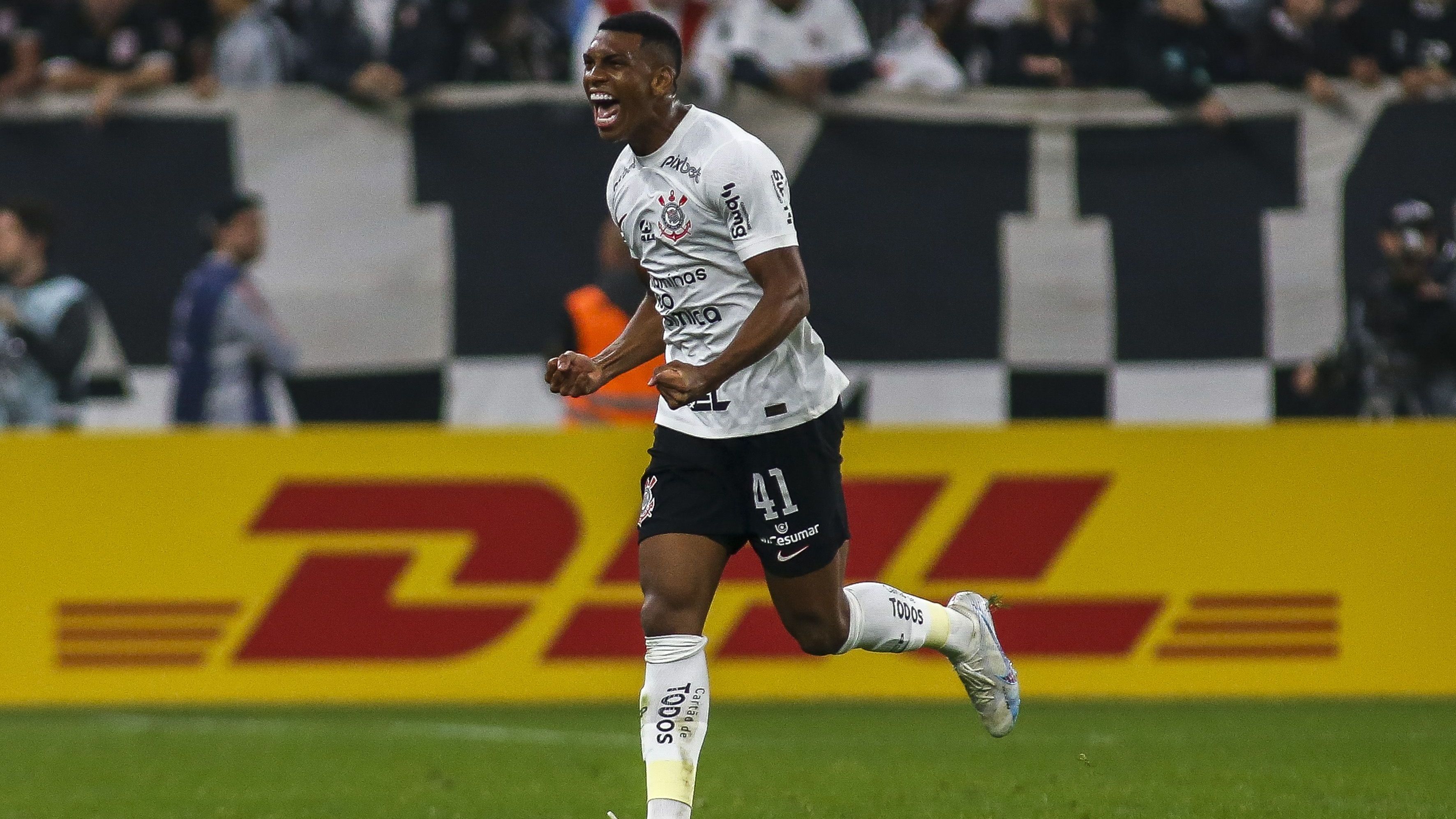 Felipe Augusto comemora o gol do Corinthians na Neo Química Arena