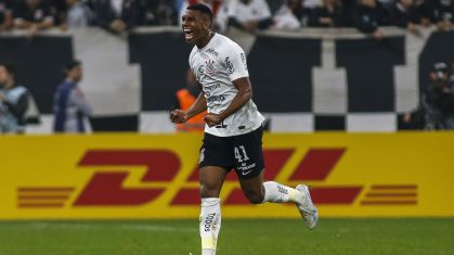 Felipe Augusto comemora o gol do Corinthians na Neo Química Arena