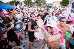 Festa de torcedores do lado de fora do DRV PNK Stadium