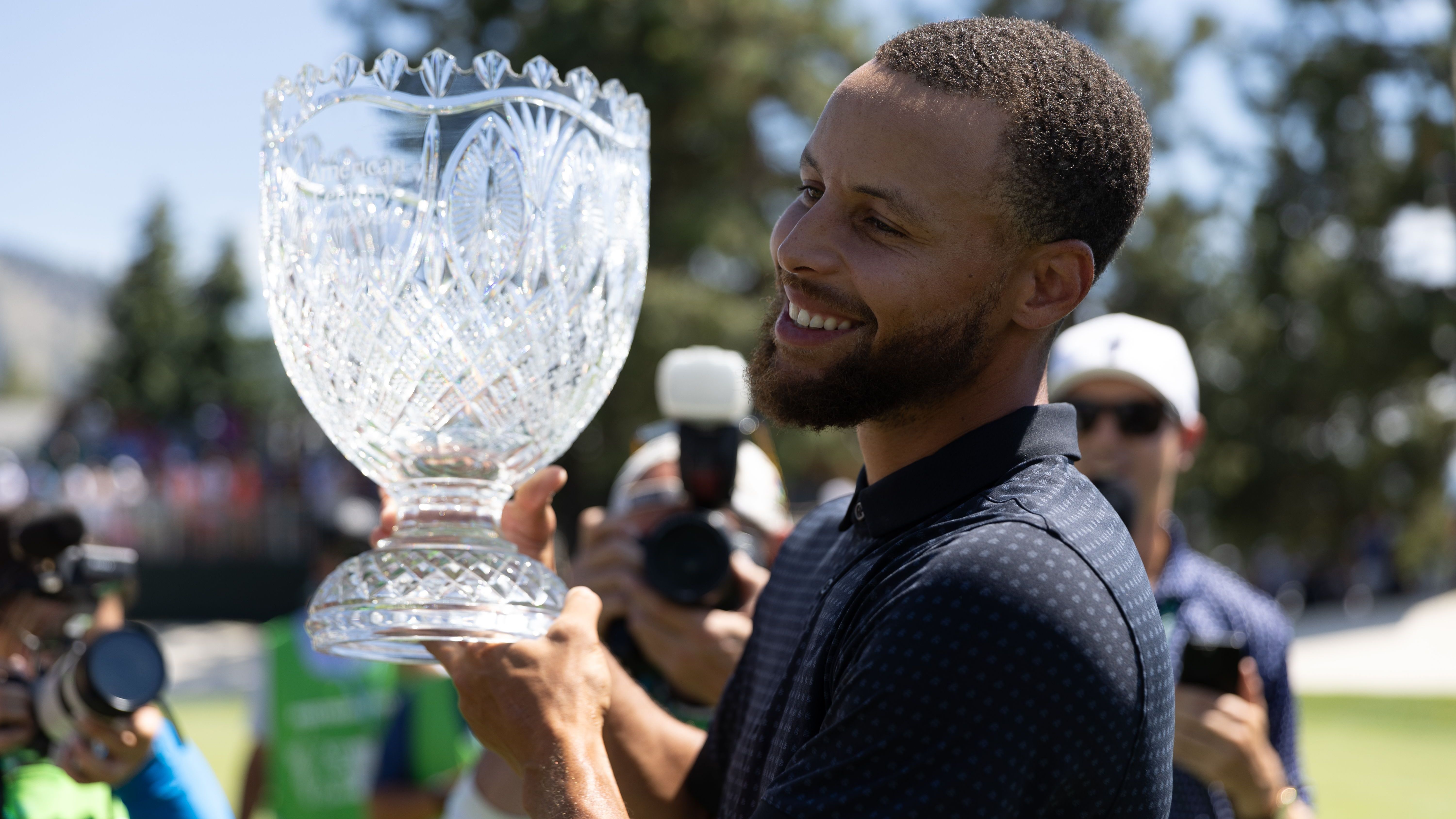Stephen Curry com troféu do torneio de golfe entre celebridades