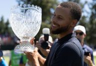 Extraterrestre? Steph Curry acerta tacada impressionante e vence torneio de golfe; veja