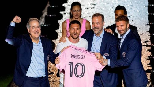 Messi recebe a camisa 10 do Inter Miami