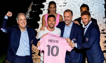 Messi recebe a camisa 10 do Inter Miami