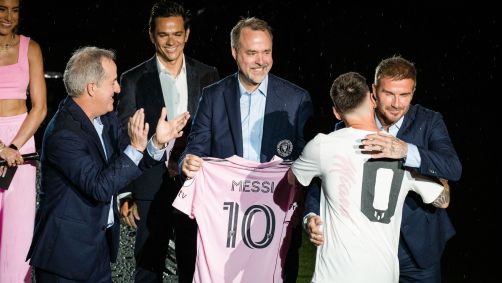 Messi abraça David Beckham, um dos proprietários do Inter Miami