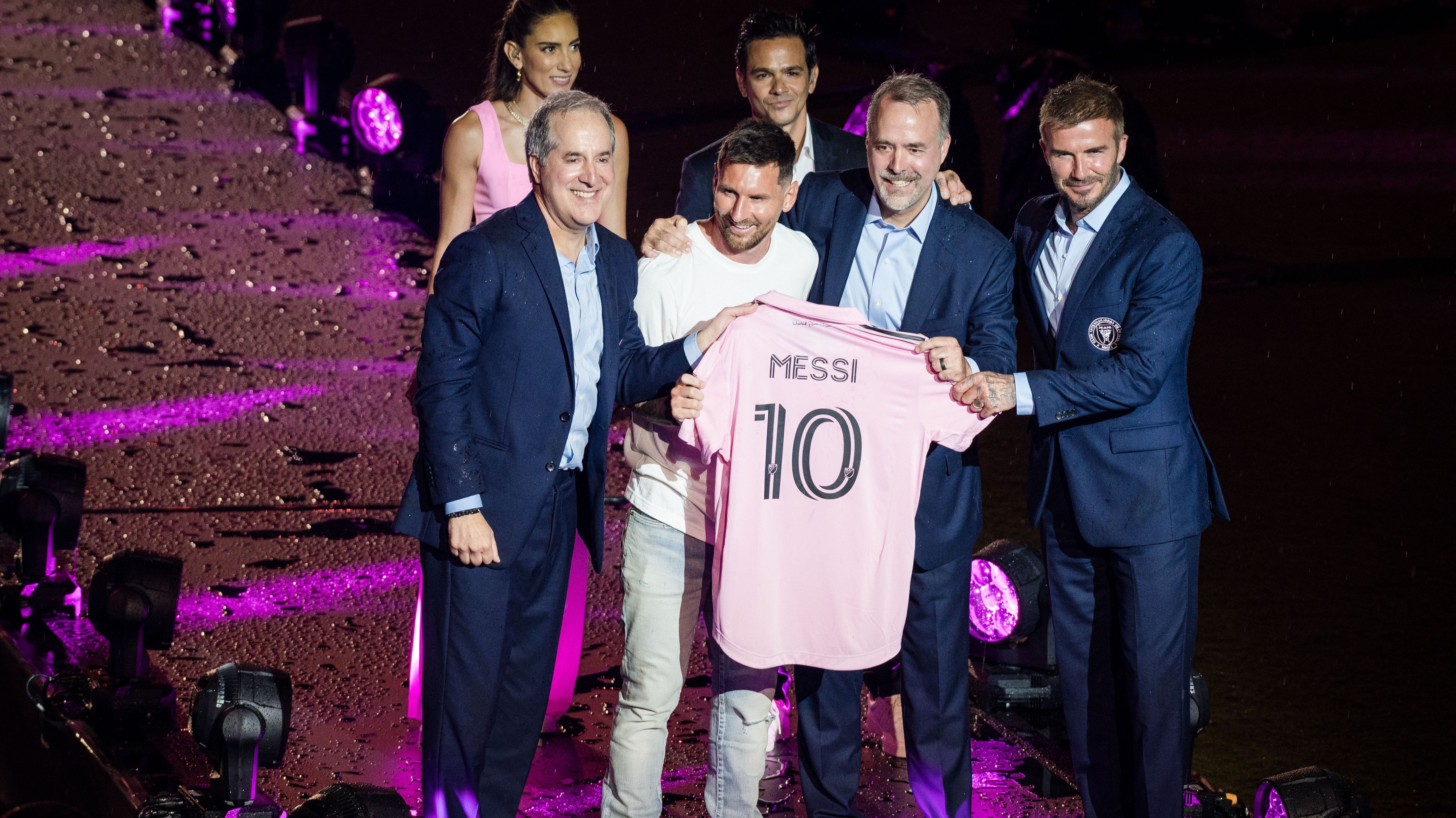 Messi recebe a camisa do Inter Miami durante evento de apresentação ao clube