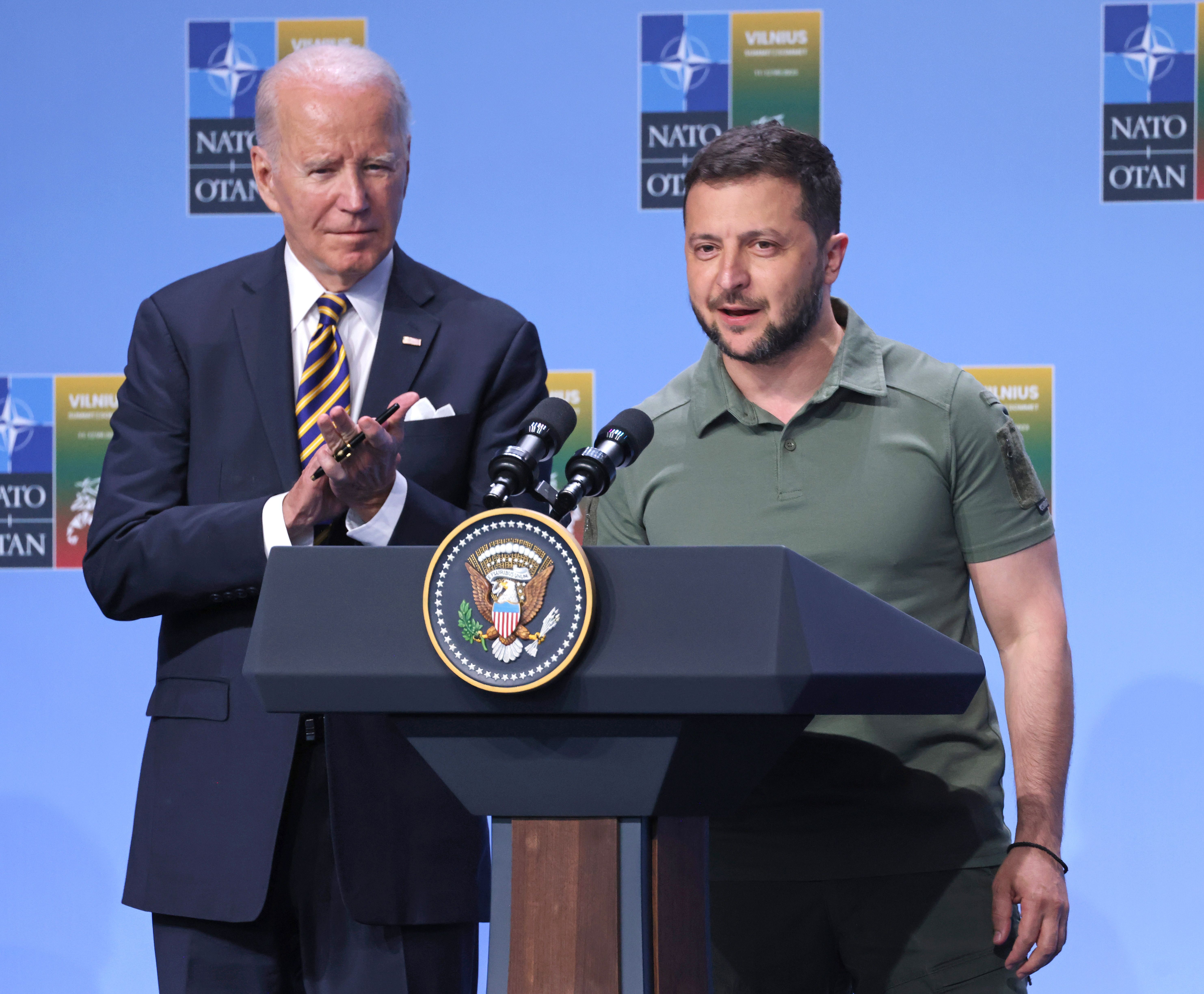 Presidente da Ucrânia, Volodomyr Zelensky, ao lado do presidente americano Joe Biden, na Lituânia / Sean Gallup/Getty Images