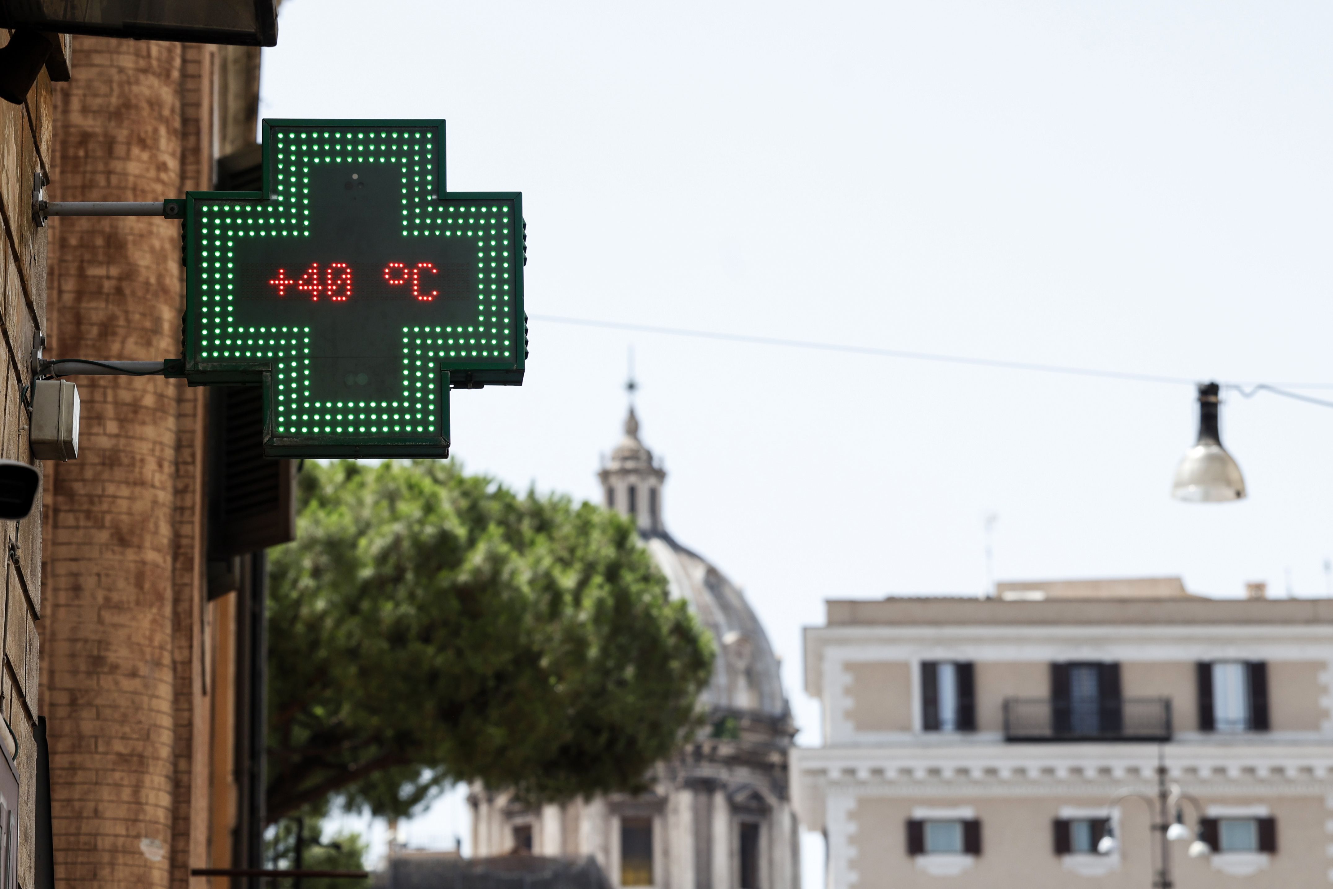 Placa de uma farmácia exibe a temperatura durante um dia abafado em Roma, Itália, em 17 de julho de 2023. Roma, Bolonha e Florença estão entre as 16 cidades italianas para as quais as autoridades emitiram alertas vermelhos de clima quente / Riccardo De Luca/Agência Anadolu via Getty Images