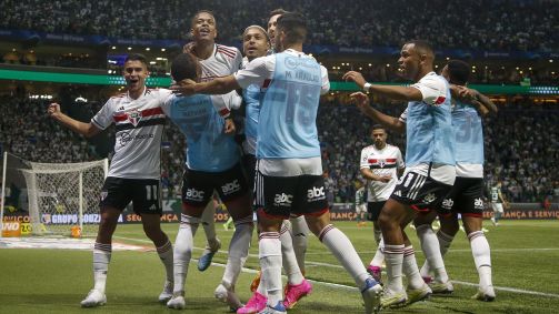 Caio Paulista e companheiros comemoram o gol do empate do São Paulo
