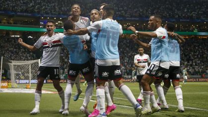 Caio Paulista e companheiros comemoram o gol do empate do São Paulo