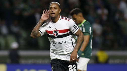 David comemora o segundo gol do São Paulo pedindo para "ouvir" a torcida do Palmeiras
