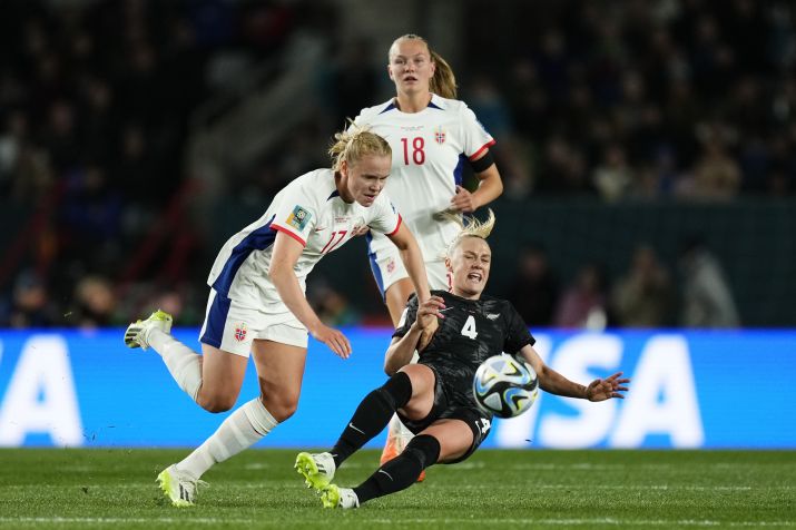 Julie Blakstad da Noruega e Manchester City e Catherine Joan Bott da Nova Zelândia e Leicester City competem pela bola durante primeira rodada da Copa do Mundo Feminina da FIFA na Austrália. / Jose Breton/Pics Action/NurPhoto via Getty Images