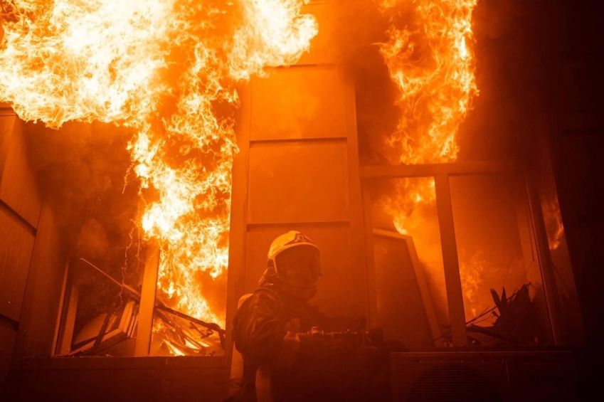 Bombeiros apagam incêndio em casa danificada após ataques em Odessa, Ucrânia, em 19 de julho de 2023 / State Emergency Service of Ukraine/ Pavlo Petrov/Handout/Anadolu Agency via Getty Images