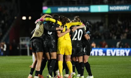 As jogadoras da Nova Zelândia comemoram a vitória após jogo de abertura da Copa do Mundo Feminina