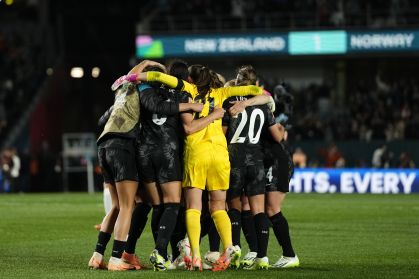 As jogadoras da Nova Zelândia comemoram a vitória após jogo de abertura da Copa do Mundo Feminina