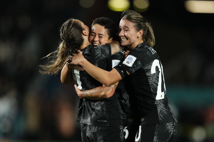 Malia Rose Steinmetz da Nova Zelândia e WS Wanderers e Indiah-Paige Janita Riley da Nova Zelândia e Brisbane Roar comemoram a vitória após primeiro jogo da Copa do Mundo Feminina da FIFA na Austrália. / Jose Breton/Pics Action/NurPhoto via Getty Images