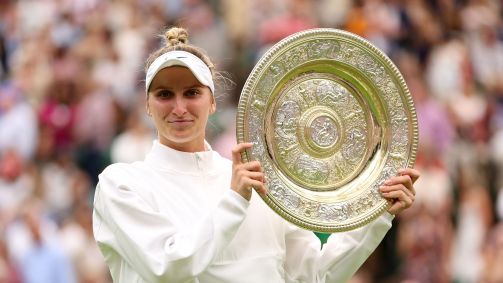 Marketa Vondrousova ergue o troféu de Wimbledon