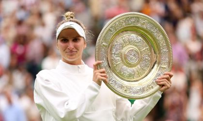 Marketa Vondrousova ergue o troféu de Wimbledon