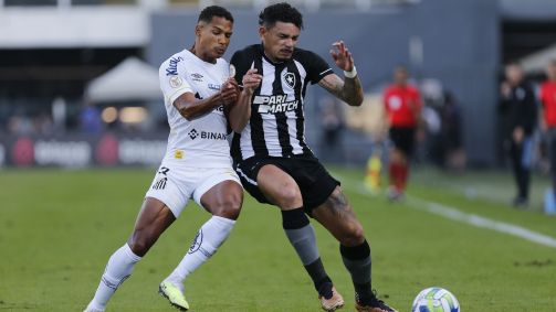 João Lucas e Tiquinho Soares disputam bola na Vila Belmiro