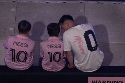 Messi conversa com os filhos, que vestem a camisa do Inter Miami