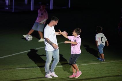 Messi brinca com os filhos no gramado do DRV PNK Stadium