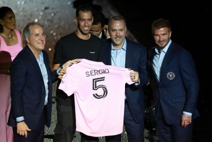 Sergio Busquets recebe a camisa 5 do Inter Miami