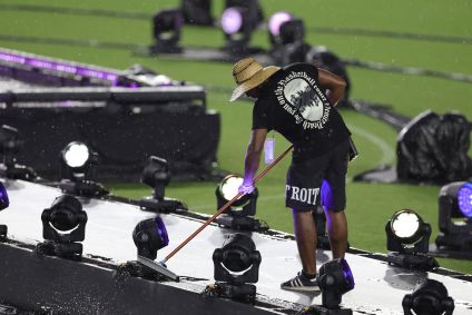 Funcionários tentam secar palco após fortes chuvas