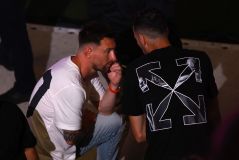 Messi e Busquets conversam durante a apresentação ao Inter Miami; eles voltam a jogar juntos depois de dois anos